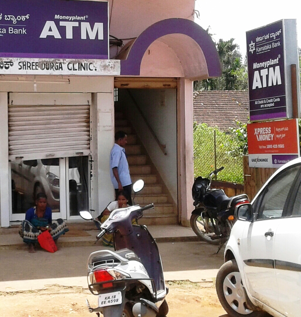 ಜನರಿಗೆ ಉಪಯೋಗಕ್ಕೆ ಬಾರದ ಬ್ಯಾಂಕ್ ಎಟಿಎಂ: ಸಮಸ್ಯೆ ಪರಿಹಾರಕ್ಕೆ ಒತ್ತಾಯ.